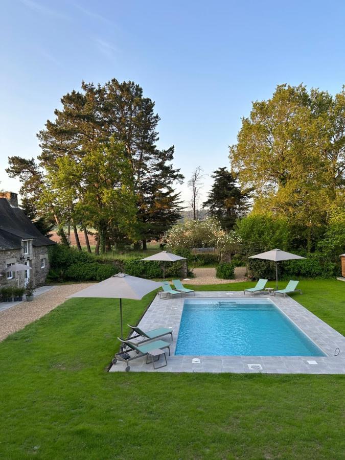 Manoir Du Vau D Arz Gites Et Chambres D Hotes Avec Piscine Malansac Exterior photo